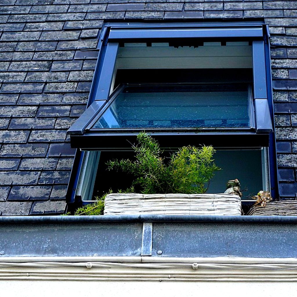 BAUWISSEN DACHFENSTER - Mit Dachfenstern lässt sich der Nutzraum von Dachböden deutlich vergrößern und der Wohnkomfort kann nachhaltig erhöht werden. Das ist vor allem in dicht besiedelten Metropolregionen wie Berlin der Fall, in denen Wohnraum knapp ist. Wir haben uns mit dem Fensterexperten Maximilian Pätsch von Perfekt-Bau über aktuelle Bautrends unterhalten.