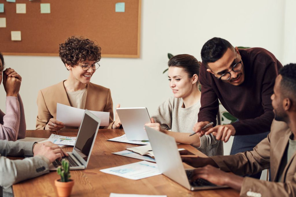Mitarbeiterbindung im Wandel - Was Arbeitnehmende 2025 wirklich wichtig finden - Bild von fauxels - Pexels