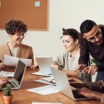 Mitarbeiterbindung im Wandel - Was Arbeitnehmende 2025 wirklich wichtig finden - Bild von fauxels - Pexels
