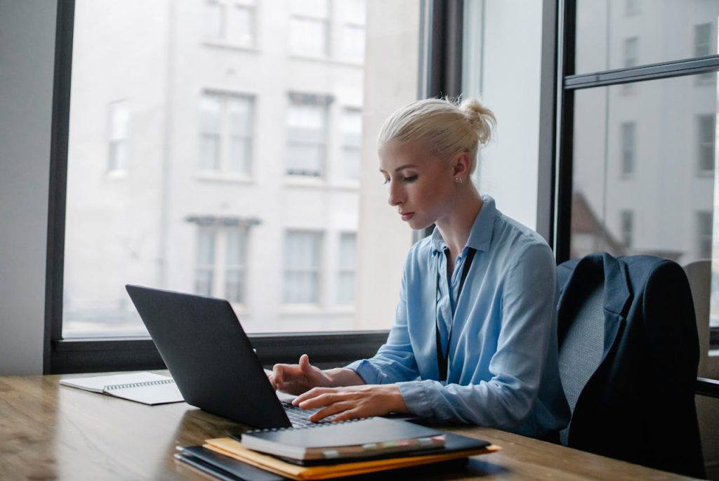 Kanzleimarketing im digitalen Zeitalter - Strategien und Lösungen - Kanzleimarketing Interview mit Online Marketing Experte Matthias Buchholz - Foto von Sora Shimazaki-Pexels