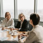 Die Psychologie des Auftritts - Wie moderne Brillendesigns die professionelle Ausstrahlung beeinflussen - Foto von Vlada Karpovich - Pexels