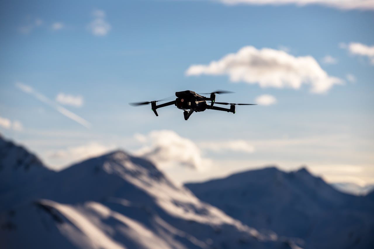 Videodreh mit Drohne in den Bergen - Foto von Alan Kabes - Pexels