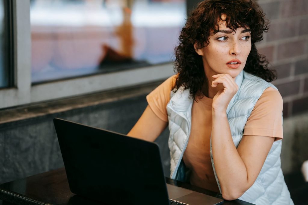 Gute KI Weiterbildung wird in Unternehmen zur Frage der Wettbewerbsfähigkeit - Foto von Sam Lion - Pexels