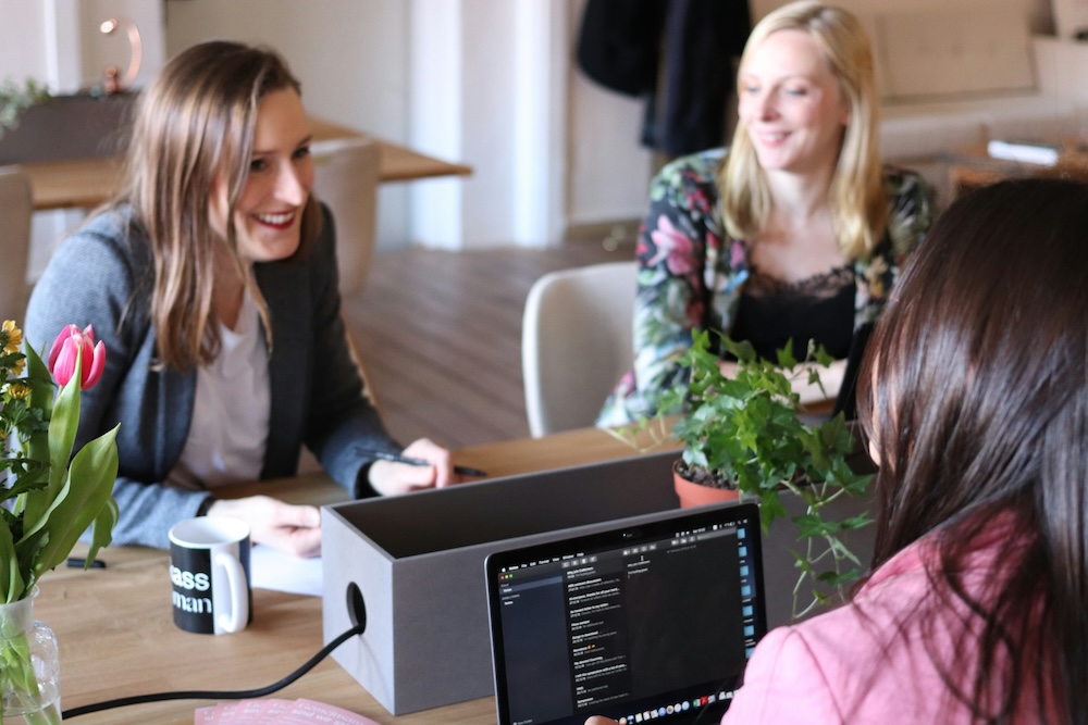 KI-Weiterbildungen zur Ausbildung von KI-Kompetenz - Foto von CoWomen - unsplash KI-Weiterbildungen zur Ausbildung von KI-Kompetenz - Foto von CoWomen - unsplash