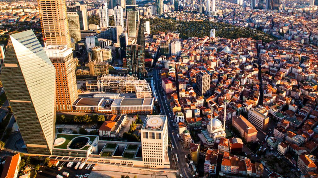 Geschäftsreise in die Türkei - Welche kleinen Vorbereitungen später Stunden sparen - Bild von Vitaly Gariev - Pexels