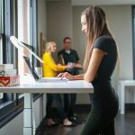 KI im Unternehmen - Warum KI-Kompetenz zur Pflicht wird und wie der Mittelstand sie aufbaut - TheStandingDesk - unsplash