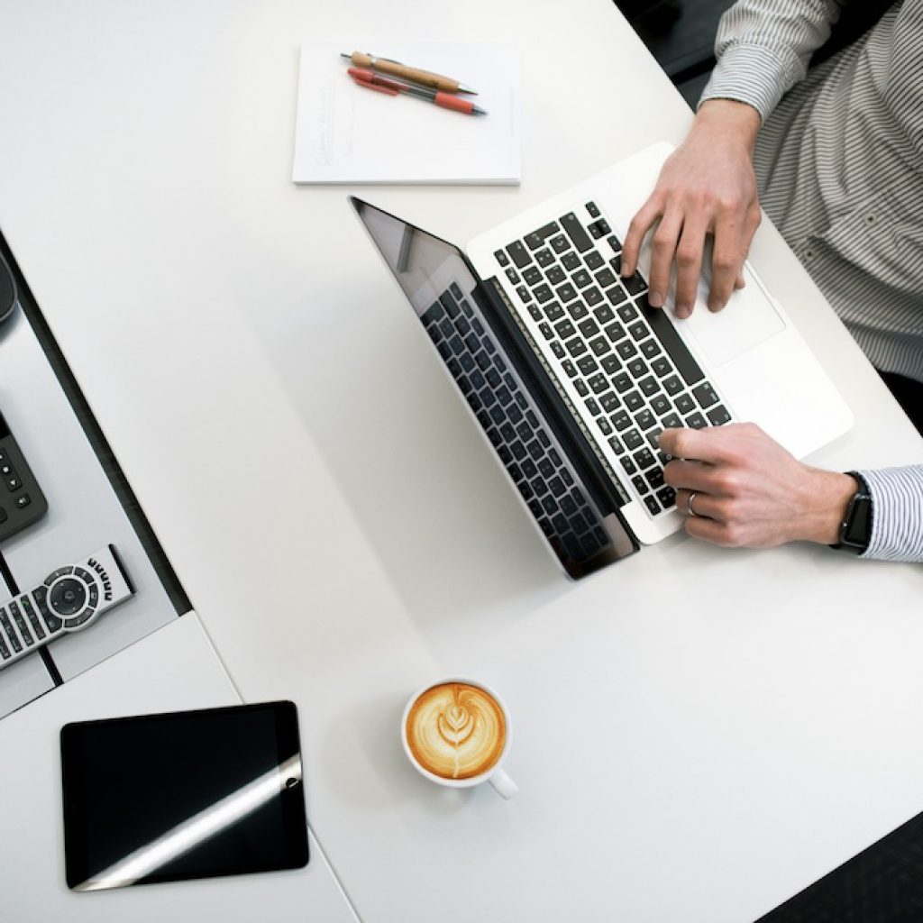 Vom Papierprozess zum digitalen Workflow - Wo sollten Unternehmen bei der Digitalisierung ihrer Verwaltung ansetzen - Foto von Tyler Franta - unsplash