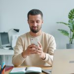 Darf die KI Ihre Website überhaupt lesen - txt-Dateien und Crawler-Zugriff - Foto von Vitaly Gariev - Pexels